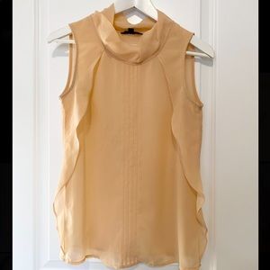 Cute skin colour top without sleeves